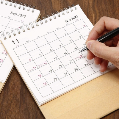 2023 Drucken des Monatskalenders 1400 g/m² 1800 g/m² Tischkalender aus Karton