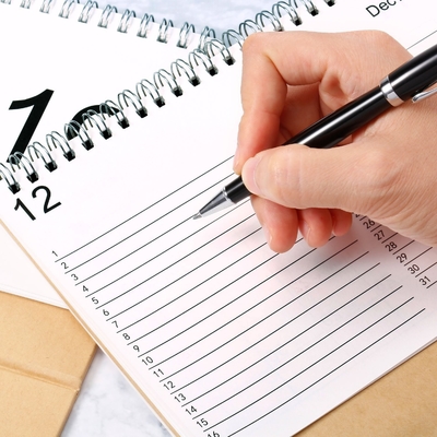 2023 Drucken des Monatskalenders 1400 g/m² 1800 g/m² Tischkalender aus Karton