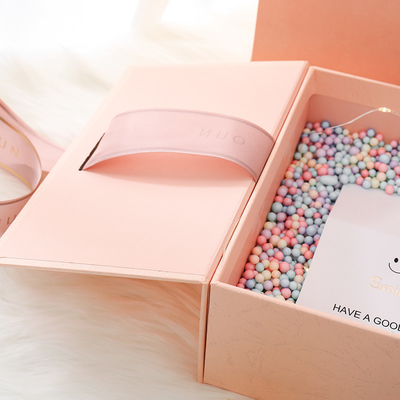 4C 6C Vollfarbiger starrer Karton Pink Cosmetc Geschenkbox mit Band